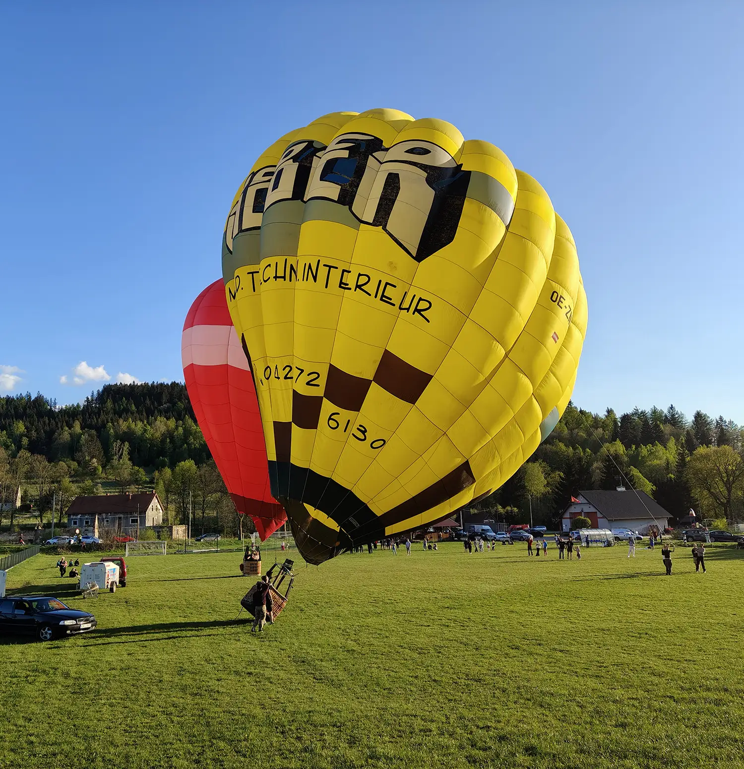 Balon na gorące powietrze w locie
